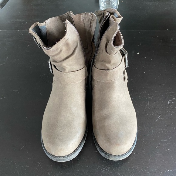 Torrid grey boots size 8W - Picture 2 of 4